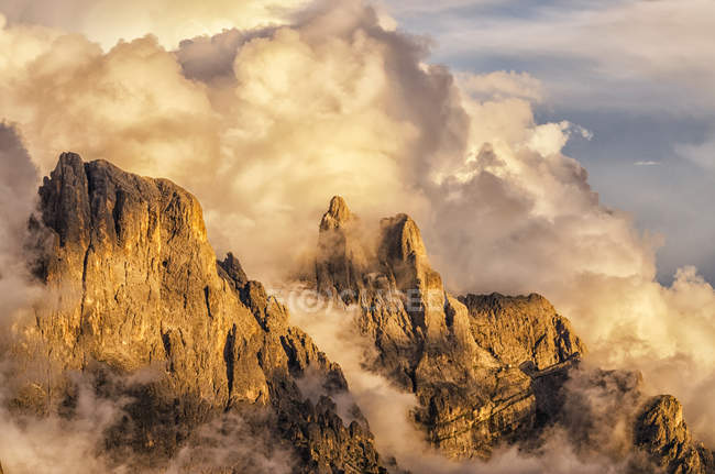 Pale di San Martino (Dolomitas) vistas desde Cavallazza, Rolle pass, Trentino, Italia - foto de stock