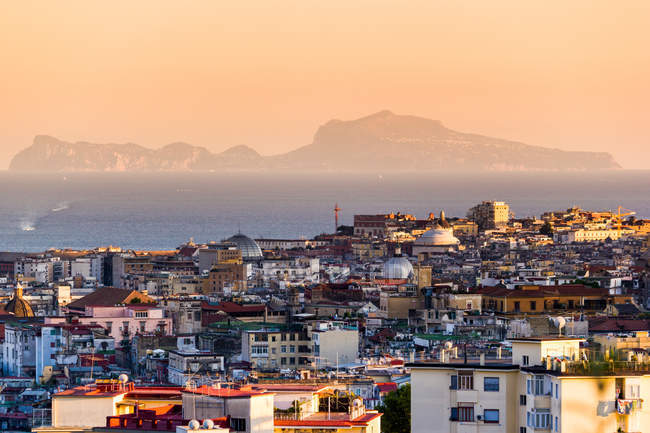 Vista de la isla de Capri desde Capodimonte Real Bosco, Nápoles, Campania, Italia - foto de stock