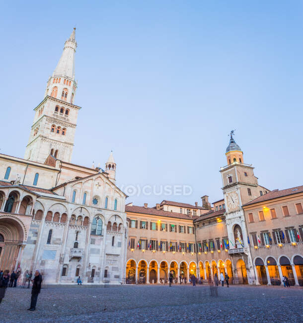 Piazza Grande y Catedral del Duomo al atardecer, Módena, Emilia-Romaña, Italia - foto de stock