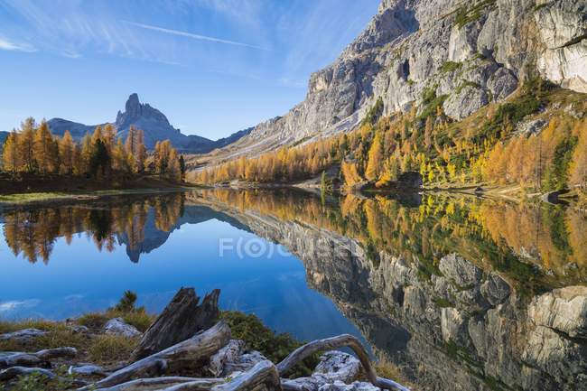 Lago Federa, Cortina d 'Ampezzo, monte Becco di Mezzodi, Dolomiti Ampezzane, Veneto, Italia - foto de stock