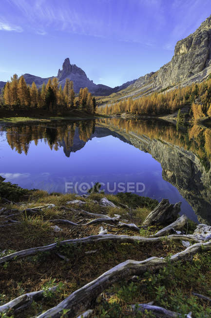Lago Federa, Cortina d'Ampezzo, Becco di Mezzodi, Dolomiti Ampezzane, Veneto, Italia — Foto stock