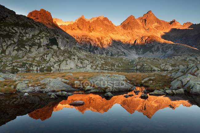 La cadena de la Presanella al amanecer Lago Nerón, Parque Natural Adamello Brenta, Trentino-Alto Adigio, Italia - foto de stock