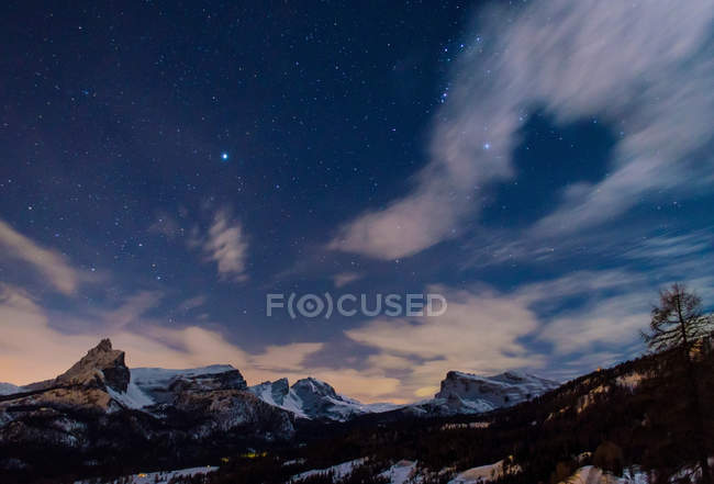 Starry night at Giau Pass, Nuvolau, cernera, Lastoi de Formin, Giau Pass, Cortina d'Ampezzo, Dolomiti, Dolomites, Veneto, Italy — Stock Photo