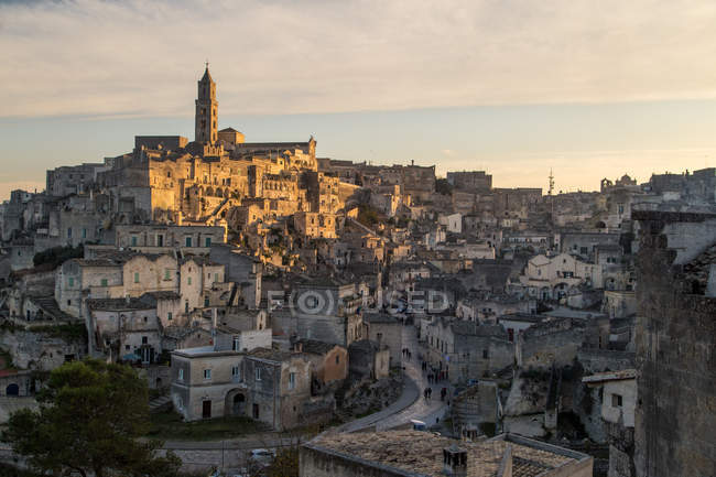 Paysage urbain au coucher du soleil, Matera, Basilicate, Italie — Photo de stock