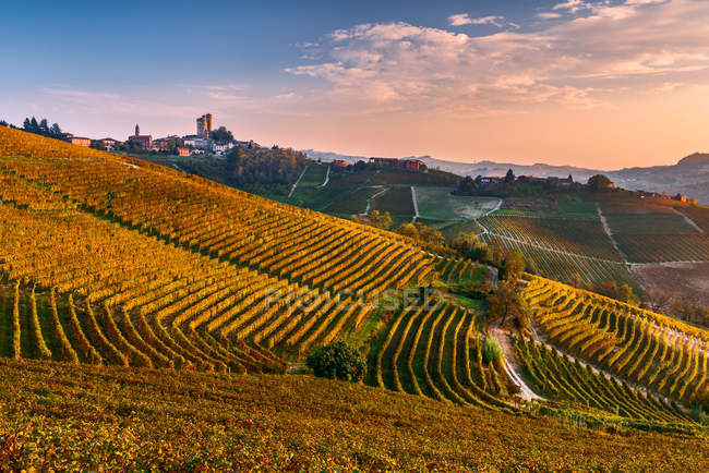 Herbstliche Farbe bei serralunga d 'alba, langhe, piemont, italien — Stockfoto