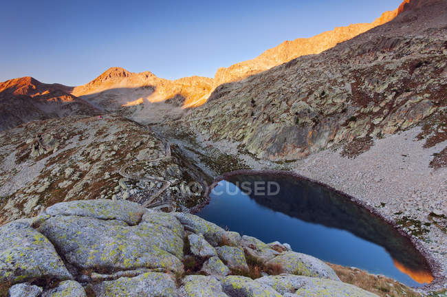 Sonnenaufgang am fremamorta see, alpi marittime naturpark, gesso tal, piemont, italien — Stockfoto