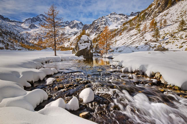 L'inizio dell'inverno nella pianura del Valasco, Parco Naturale Alpi Marittime, Valle del Gesso, Piemonte, Italia — Foto stock