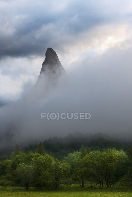 Rocca Provenzale em um dia tempestuoso, Maira Valley, Piemonte, Itália — Fotografia de Stock
