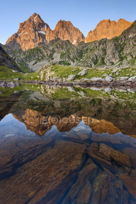 Alba estiva vicino al Lago Fiorenza, Crissolo, Pianura Padana, Piemonte, Italia — Foto stock