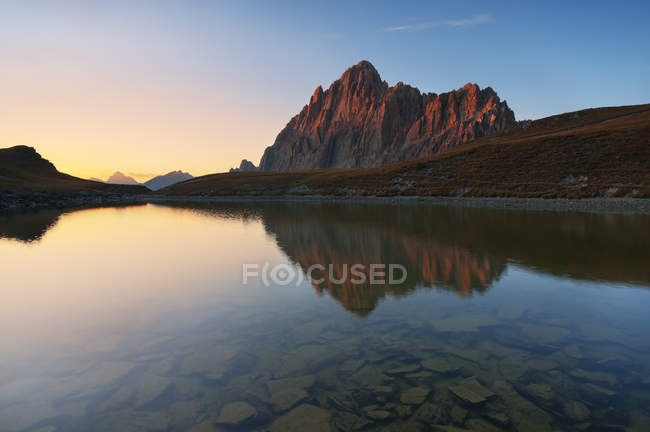 Lago de Meja, Rocca la Meja al atardecer, Valle de Maira, Piamonte, Italia - foto de stock