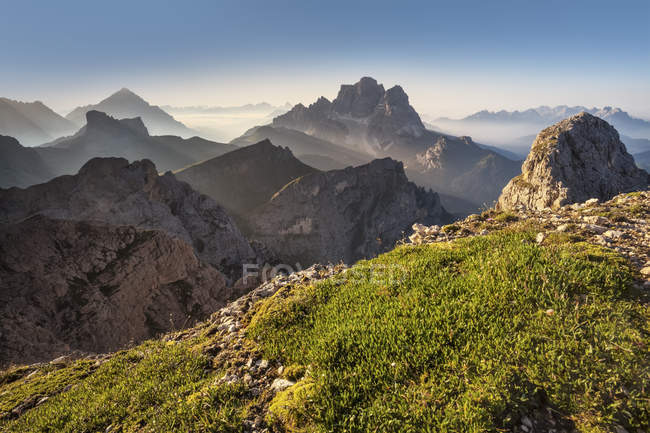 Луч света позади Pelmo и Antelao, как видно из горы Cernera, ДоломитеВенето, Италия — стоковое фото