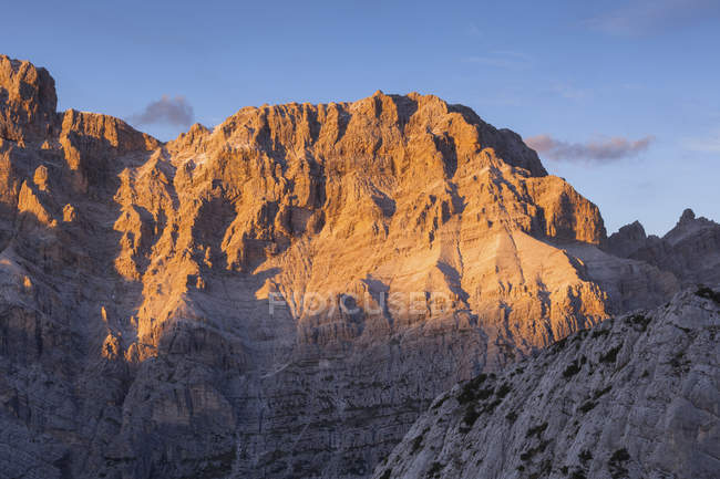 Monte Moiazza, de izquierda a derecha la cresta de Masenade, el pico de la Catedral, Pala de Masenade y la Pala del Belia al atardecer. Civetta - Grupo Moiazza, Dolomitas, Agordino, Veneto, Italia - foto de stock