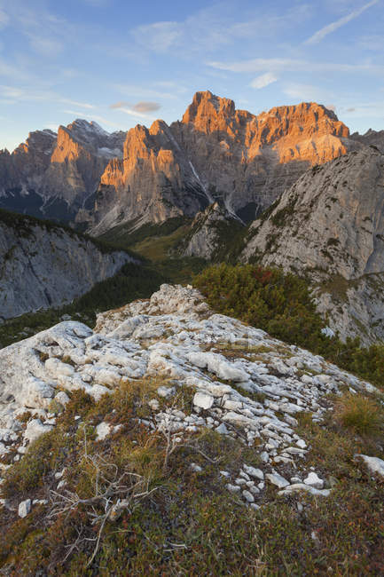 A face sudeste do Monte Civetta e a Moiazza sul ao pôr-do-sol como visto do monte Framont, Dolomitas, Agordino, Veneto, Itália — Fotografia de Stock