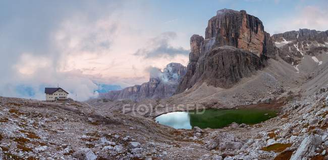 Verão vista panorâmica do refúgio F. Cavazza, com o lago Pissadu 'e o topo do mesmo nome, o Grupo Sella, Dolomites, Trentino-Alto Adige, Itália — Fotografia de Stock