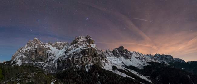 Die Bergkette von san sebastian, Dompteur und Burg moschesin bei Nacht, dolomiten, agordino, veneto, italien, — Stockfoto