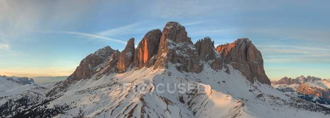 Panoramica invernale al tramonto, Sassolungo (Langkofelgruppe tedesco) situato tra Val Gardena e Val di Fassa, Dolomiti, Trentino-Alto Adige, Italia — Foto stock