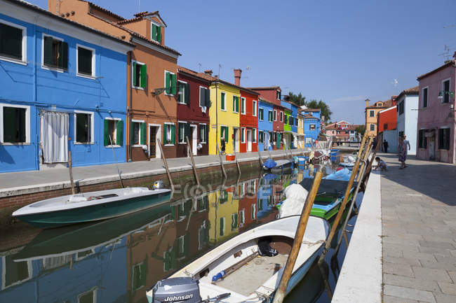 Le tipiche case colorate riflesse nel canale, Burano, Venezia, Veneto, Italia — Foto stock