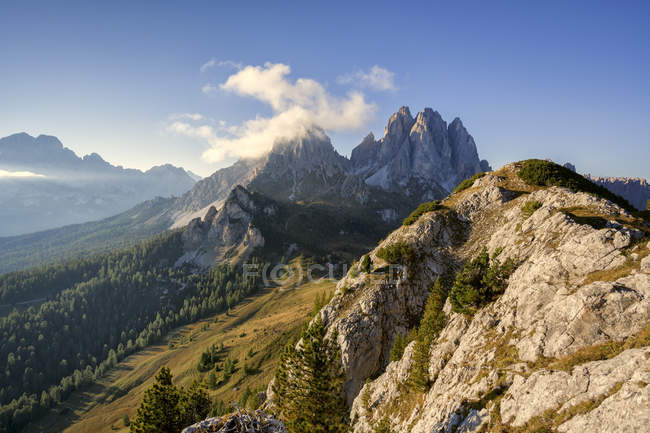 Vue vers Cadini di Misurina vue de la Croda di Ciampoduro, près de Citt di Carpi alpine hut, Dolomites, Auronzo di Cadore, Veneto, Italie — Photo de stock