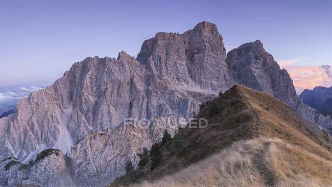 Pôr do sol outonal em direção ao Monte Pelmo do topo do Col de la Puina, Dolomitas, Veneto, Itália — Fotografia de Stock