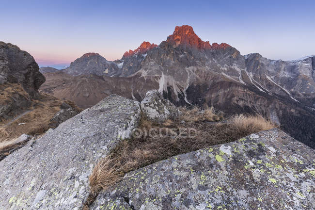 Alpenglow sul Cimon della Pala, Bureloni e Monte Mulaz, visto da Cavallazza Piccola, Lagorai, Trentino-Alto Adige, Italia — Foto stock