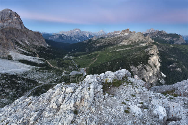 Вид с воздуха на перевал Фальцарего в сумерках, Cortina d 'Ampezzo, Доломиты, Венето, Италия — стоковое фото