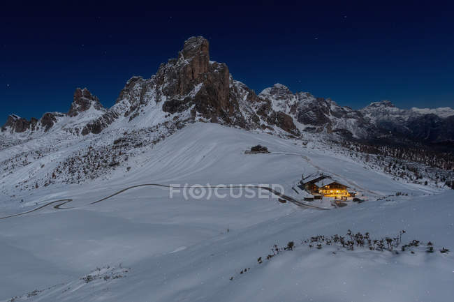 Klassischer blick auf den giau pass in einer winternacht, die gusela von nuvolau und die kleine hütte beleuchtet, dolomiten, veneto, italien — Stockfoto