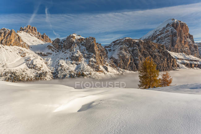 Snowy landscape with Lagazuoi, and Fanes Tofana Rozes in the morning. Cortina d Ampezzo, DolomitesVeneto, Italy — Stock Photo