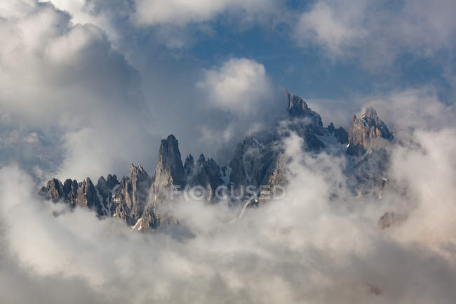 Cadini de Msurina emergindo das nuvens, Dolomitas, Veneto, Itália — Fotografia de Stock