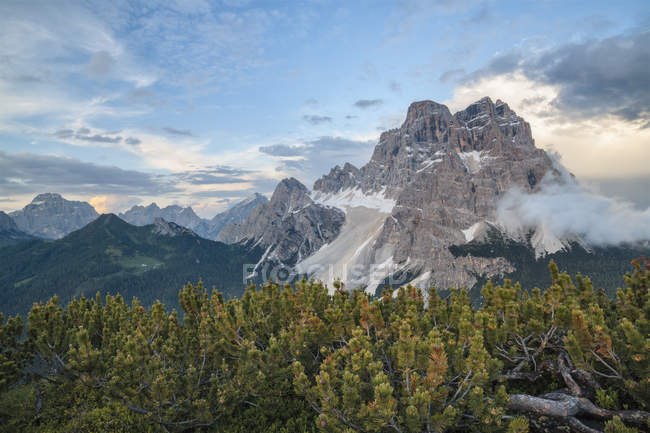 Mont Pelmo vu du sommet de Crot, près de passo Staulanza, Dolomites, Veneto, Italie — Photo de stock