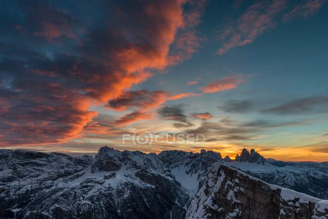 Nubes anaranjadas sobre los Dolomitas y el Tre Cime di Lavaredo, Piramide / Helltaler Schlechten, Dolomites, Trentino-Alto Adige, Italia - foto de stock