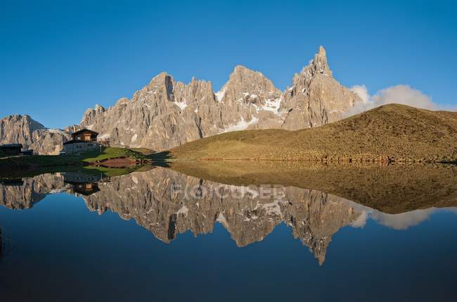 El mountaingroup de Pala di San Martino que refleja en el lago cerca de Segantini Hut. Desde la izquierda Mulaz, Cima dei Bureloni, Cima Vezzana y Cimon della Pala, Passo Rolle, Dolomites, Trentino, Italia - foto de stock