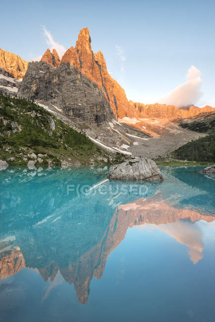 Восход солнца в группе Сораписс. In the Sorapiss Lake reflected the Dito di Dio (God 's Finger), Sorapiss Lake, Dolomites, Veneto, Italy — стоковое фото