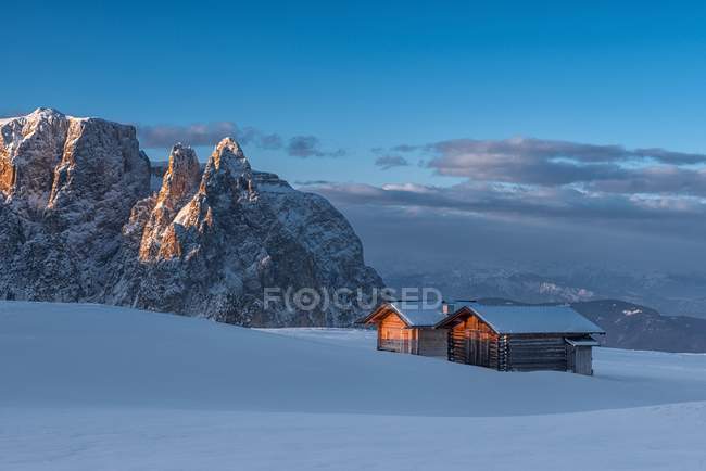 Alba sull'altopiano di Bullaccia / Puflatsch. Sullo sfondo le vette dello Sciliar / Schlern, Alpe di Siusi, Dolomiti, Trentino-Alto Adige, Italia — Foto stock