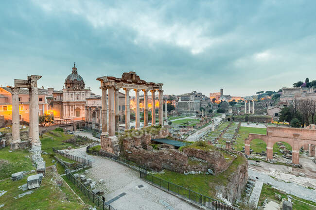 Європа, Італія, Лаціо, Рим. Схід сонця на Римському форумі — стокове фото