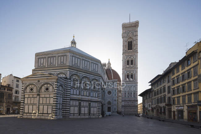 Фасад кафедрального собору Дуомо і Джотто-готель з куполом Бранелзічі у фоновому режимі, Флоренція, Тоскана, Італія, Європа — стокове фото