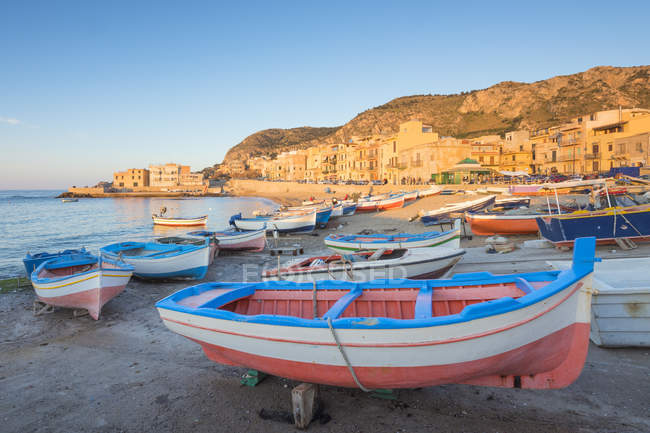 Порт Аспра в золотой час Европы, Аспра, Сицилия, Италия, Европа — стоковое фото