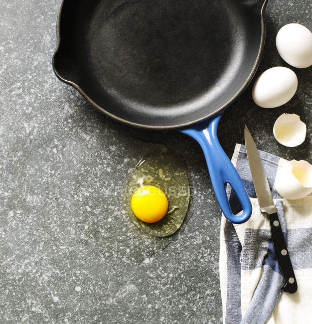 Uovo di pollo crudo e padella con spazio per copiare — Foto stock