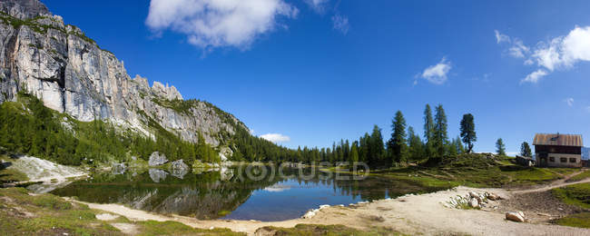 Lago Federa, au fond du Becco di Mezzod, à droite Croda da Lago et G. Palmieri refuge, Dolomites, Veneto, Italie — Photo de stock