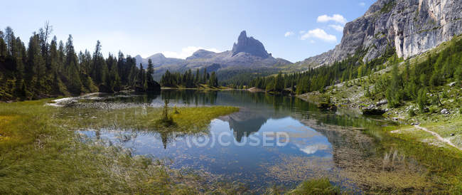 Lago federa, im bacground der becco di mezzod, dolomiten, veneto, italien — Stockfoto