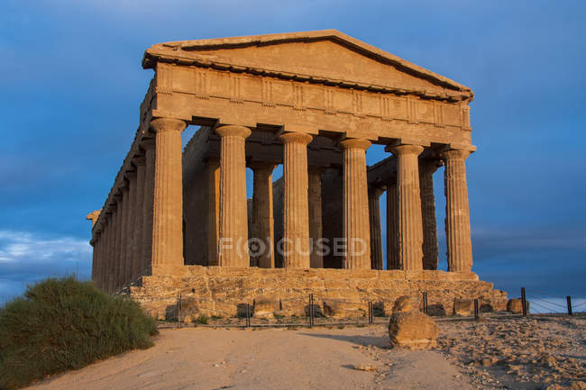 Храм Согласия в Долине Храмов в Агридженто, Сицилия, Италия, Европа — стоковое фото