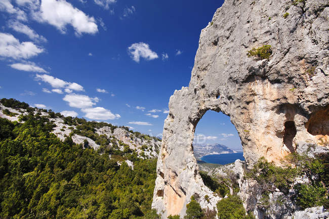 Arcu de Lupiru natural arch, Codula di Luna, Urbel (OG), Felinia, Италия, Европа — стоковое фото