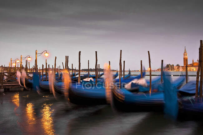 Gondeln und Insel San Giorgio, Venedig, Italien, Europa — Stockfoto