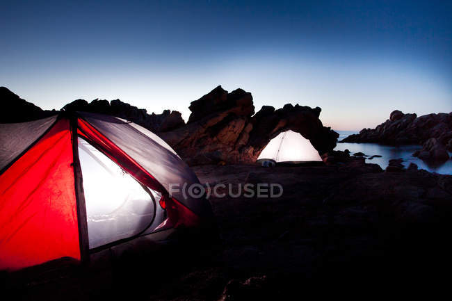 Noite na tenda, Gallura, Sardenha, Itália, Europa — Fotografia de Stock
