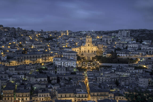 Stadtbild in der Abenddämmerung, Modica (RG), Ragusa, Sizilien, Italien, Europa — Stockfoto
