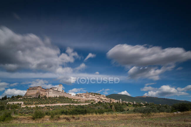 Stadtbild vom Land, Assisi, Umbrien, Italien, Europa — Stockfoto