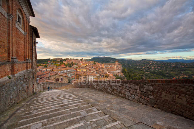 Stadtbild bei Sonnenuntergang von der Porta Pesa Treppe, Perugia, Umbrien, Italien, Europa — Stockfoto