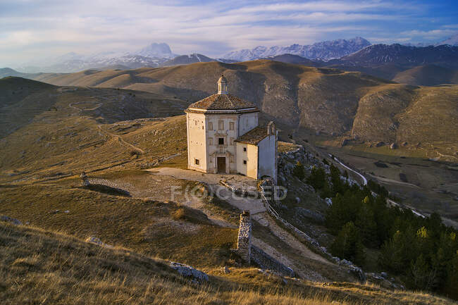 Santa Maria della Pieta, Gran Sasso National Park, Landscape, Calscio, L'Aquila, Abruzzo, Italy, Europe — стокове фото