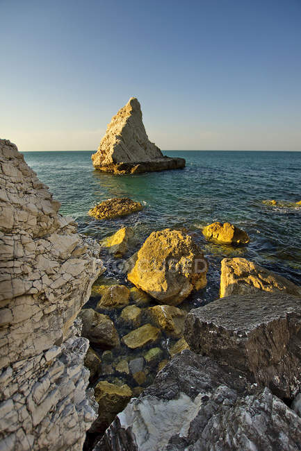 Portonovo, Mar Adriático, Parque, The Sail Rock, Mar Adriático, Ancón, Marcas, Italia, Europa - foto de stock