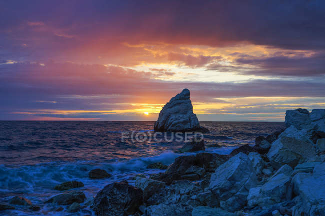 Salida del sol, Sail Rock, Paisaje, Portonovo, Marcas, Italia, Europa - foto de stock