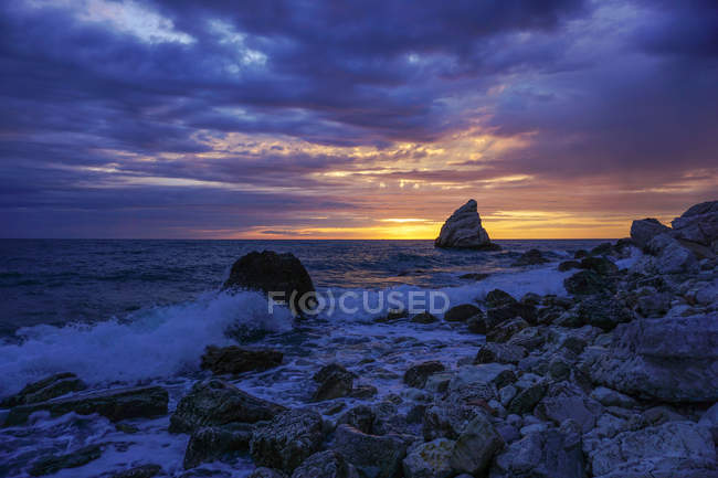 Salida del sol, Sail Rock, Paisaje, Portonovo, Marcas, Italia, Europa - foto de stock